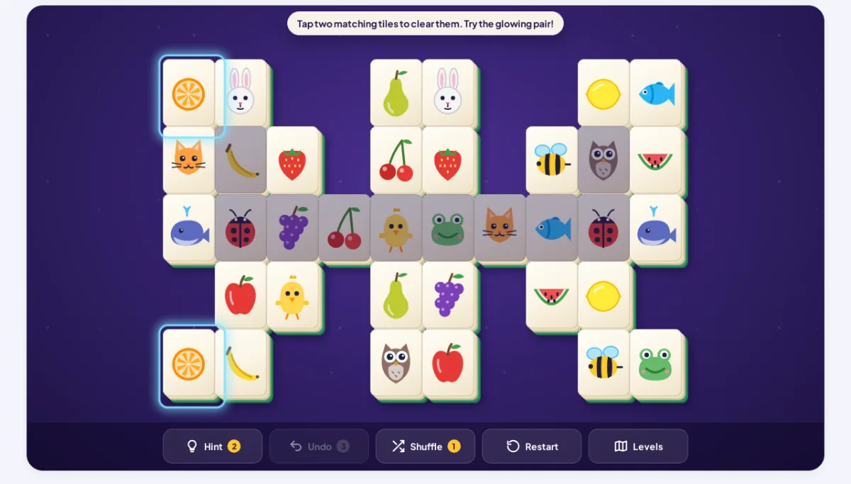 Ранний уровень Mahjong Pairs: фишки с фруктами и животными, одна светящаяся пара, затемнённые заблокированные фишки и кнопки подсказки, отмены и перемешивания